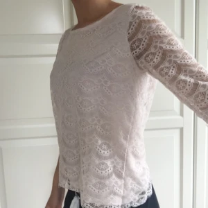  - Fin ljusrosa tröja från Lindex. Använd ett par gånger, säljer pga rensar garderoben och kommer inte använda den här tröjan igen. Kan skickas på post mot ev frakt eller mötas upp :)