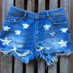  - Snygga slitna jeansshorts med stjärnor