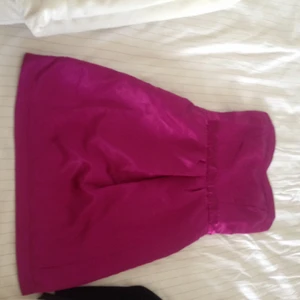  - Rosa klänning använd en gång på en födelsedag. Jättefin men jag kommer inte i den då jag tränar mycket. Mjuk, lätt och fin. Önskar jag kunde ha den 