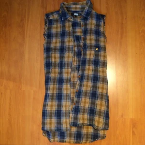  - rutig väst från bikbok

storlek S 

kan lämnas i örebro eller askersund
annars pris+frakt

tar gärna swish!💸