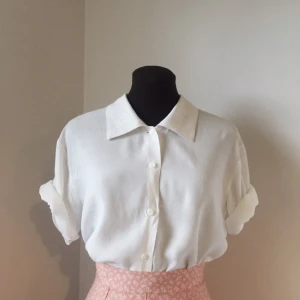  - Sval skjorta med broderade detaljer på kragen, köpt second hand