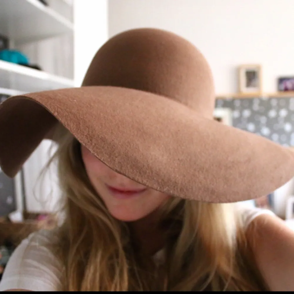 - Beige/brown - Size S/M depending on how you want it to fit   Hat from M A N G O bought last summer. Used once since it's too big for my head. . Accessoarer.