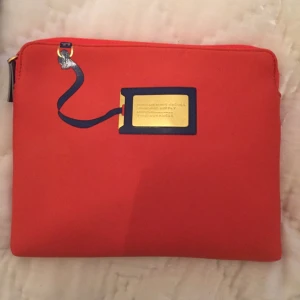  - Orange iPad-fodral från Marc by Marc Jacobs. Äkta. Två små fläckar (syns på bild) på baksidan annars superbra skick och knappt använt alls.