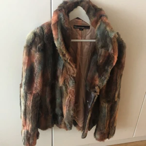 Fuskpäls från Miss Sixty i fint skick - Denna päls från miss sixty några år på nacken och är väldigt unik och i superfint skick. Mjuk i pälsen och med rosa sidenfoder är den väldigt behaglig att ha på sig. Skulle fortfarande använda om den inte blivit för liten för mig