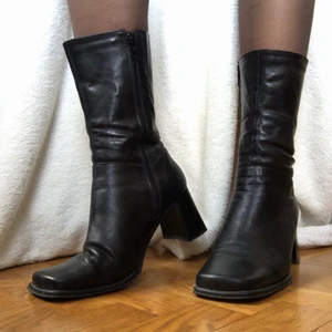 Svarta boots - Matilda Djerfs gamla skor jag fick via instagram av henne. Kommer tyvärr inte till användning. Snygg fyrkantig tå och jättebra skick. Står storlek 37 men känns mer som 38. Klacken är 6,5 cm. Frakten tillkommer!💞💞💞 är fler intresserade blir det budning