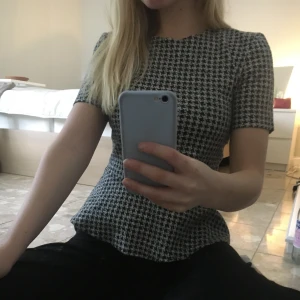 Topp - Fin formgivande topp som går ut strax efter midjan, säljer eftersom den tyvärr inte kommer till användning. Knappt använd och är köpt på Zara i sthlm