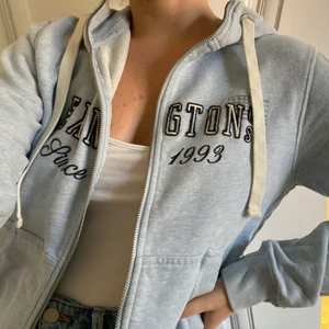 LJUSBLÅ KOFTA - Jättemysig kofta från Lexington i en fin ljusblå färg 💙                                                              Har endast använt ett fåtal gånger så är i bra skick, se bilder!                                                                               Tveka inte på att skriva om det är något du undrar över Kolla min sida för liknande plagg 🤍