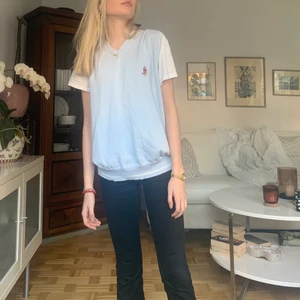 Trendig pull-over med Nalle Phu märke! - Säljer min fina väst med ett supergulligt Nalle Phu märke på! Den är i storlek XL och den är cool att ha oversized. Frakt ingår inte och högsta bud vinner!