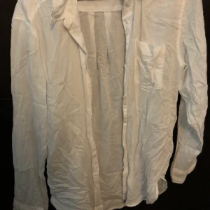 Vit skjorta/ blus  - Provad och använd fåtal gånger, i nyskick 