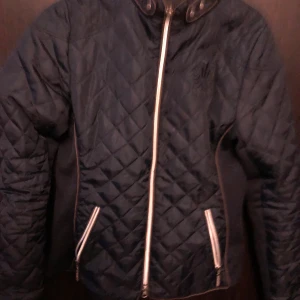 Mörkblå jacka  - Mörkblå jacka, sparsamt använd 