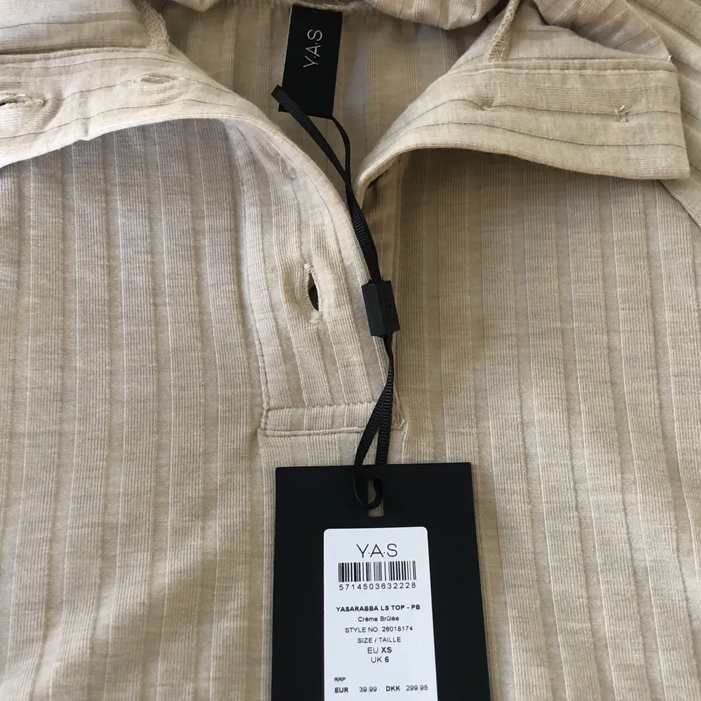 Helt ny tröja med polokrage från YAS med prislapp kvar (orginalpris 399kr) i storlek XS. Helt enkelt aldrig använd förutom vid tagning av foto. Köparen står för frakten🥰. Tröjor & Koftor.