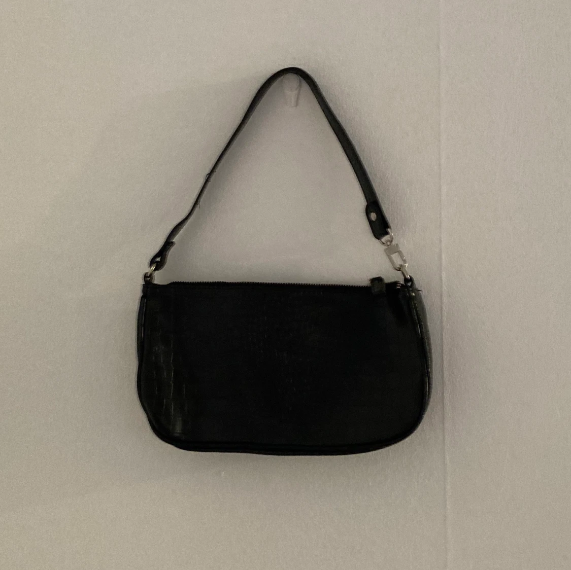 Svart väska, krokodil imitation, baguette bag
