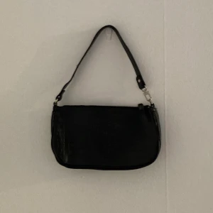 Svart väska, krokodil imitation, baguette bag - Svart baguette väska 