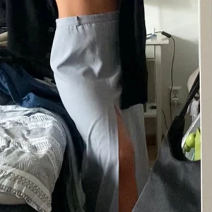 Lång grå kjol med slits  - En snygg lång grå kjol! Aldrig andvänt så bra skick