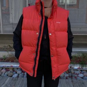 Peak Performance väst - En asball vintage Peak Performance väst köpt i London! (Äkta)😍 Egentligen barnstorlek (160) men sitter som en S. Fodret är i beiget. BUDA i kommentarerna❗️ (SENAST BUDET GÄLLER FÖRST TILL KVARN)