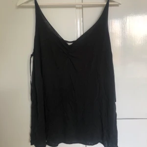 Lössittande linne - Ett löst sittande linne, aningen see-trough. Storlek: XL. SAMFRAKTAR