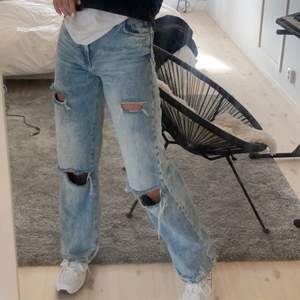 Säljer dessa snygga jeans pga köpte flera stycken i olika storlekar, aldrig använda, säljer storlek 34 åxå❤️ köpare står för frakt 🥰 skriv för fler bilder