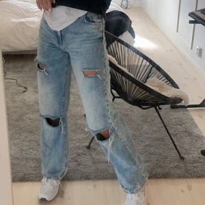 Håliga jeans strl 38 - Säljer dessa snygga jeans pga köpte flera stycken i olika storlekar, aldrig använda, säljer storlek 34 åxå❤️ köpare står för frakt 🥰 skriv för fler bilder