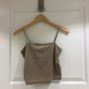 Gina topp i strl M - Säljer min topp från Gina för använder den ej. Sitter som ett vanligt Gina linne, lite minde stretch än de vanliga linnena 