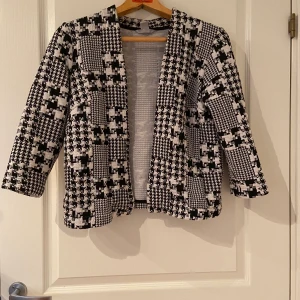 Jacka med trekvarts ärm stl M - Jacka med trekvarts ärm stl M från HM. Pris inkl frakt. Skickas med postens skicka lätt och betalas med swish. Katt finns i hemmet 