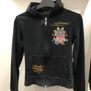 Tröja med tryck - Snygg tröja med dragkedja o snygga tryck. Storlek M men skulle säga S. De är budgivning, och HÖGSTA BUD är: 400kr+frakt (63kr & spårbar)🖤 Obs. BINDANDE BUD, vilket menas med att du ska kunna betala de du budat 😊 AVSLUTAS: IDAG, onsdag kl. 18.10!!!