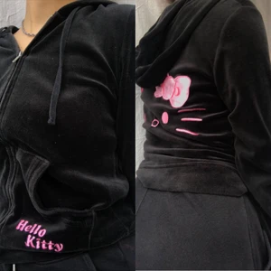 HELLO KITTY HOODIE - Super cute Hello Kitty x Sanrio hoodie🖤🖤🌸🌸🥺🥺 den är i jätte gott skick, knappt använd <333 🌸💖 säljer denna tröja för 263 kr inklusive frakt!
