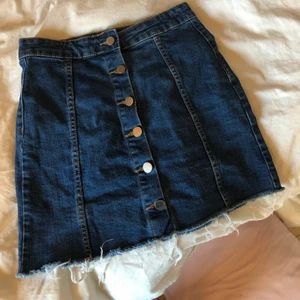 Jeanskjol  - Jättefin jeanskjol, knappt använd💕köparen står för frakten