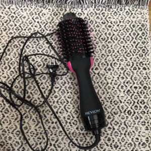 Varmluftsborste Revlon - Varmluftsborste från Revlon. Testad 1 gång.