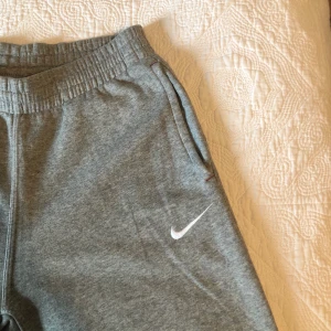 Nike mjukisbyxor - Snygga mjukisbyxor i bra skick, använda max 10 ggr. Passar mig som är 160 bra i längden, sitter som Xs/S. 💜 Budgivning startar på 200kr och frakt tillkommer.