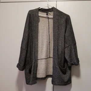 Kofta från Hm - Grå kofta från Hm i fint skick! Storlek S men är oversize. Säljes då jag inte använder den tillräckligt mycket längre. 30 kr plus frakt! 