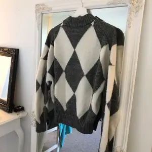Jättemysig stickad tröja i rutigt mönster. Köpt från HMs kollektion förra hösten. Något nopprig men annars fin!