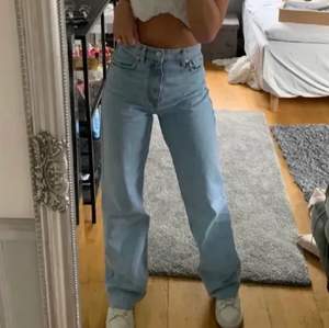 säljer mina fina Zara jeans i modellen high rise full length då dem är lite stora på mig. slutsålda på hemsidan! lånad bild och köparen står för frakt 💕
