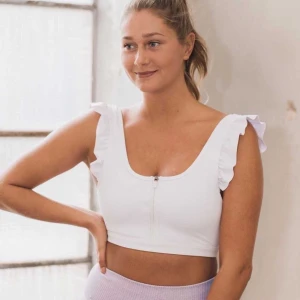 Aimn vit volang sport-bh - Aimn white frill bra i storlek S säljes pga för liten för mig.  449kr i nypris på hemsidan.  Fint skick 🥰  Hämtas i Vetlanda eller skickas mot frakt. 📦