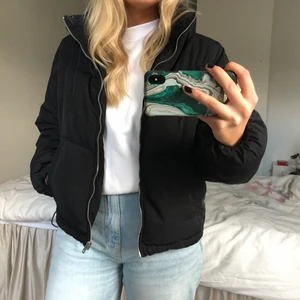 Jacka - Säljer denna vinter jacka i fint skick! Säljer för 250kr + frakt! 💙