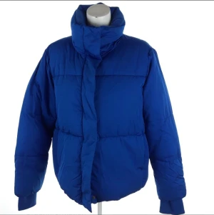 Kornblå Dunjacka, XL - En tjock och härlig dunjacka med tjock krage upptill. Knappt använd. 