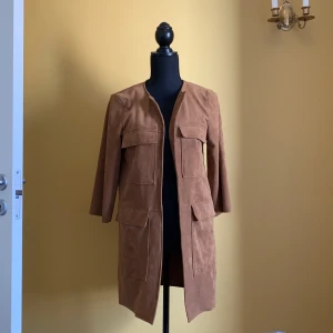 Tunn kofta/kappa - Köpt secondhand. Läderimitation. Njut och fin. Som ny.