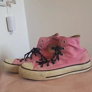 Rosa Converse - Ett par rosa Converse som är välanvända men fortfarande i bra skick. Kommer givetvis tvätta dom innan jag skickar. Och kan nog säkert byta snören om det önskas. 
