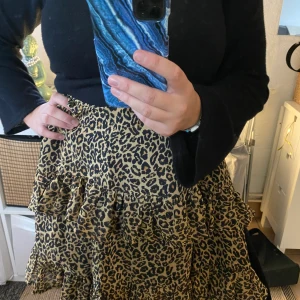 Leopardmönstrad kjol💜 - Leopardmönstrad kjol i storlek Large men passar även M