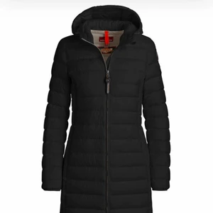 Parajumper Irene  - Säljer min pjs Irene i stl S köpt förra året , den är marin blå precis som ny bara att kedjan behövs fixas går lät att fixa hos en skräddare för ca 50-90 kr ; säljer jackan pga att ja nt använder den, jag kan både frakta och mötas bor själv i sthlm, kan tänka mig att byta något emot jackan men isåfall någon annan jacka