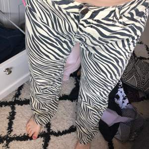 Mjuka sköna stretchiga jeans som är lite vida i zebra 