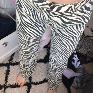 Zebra jeans - Mjuka sköna stretchiga jeans som är lite vida i zebra 