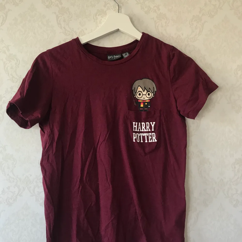 Fin Harry potter T-shirt, väldigt lite använd. Skriv om du vill ha fler bilder 🥰. T-shirts.