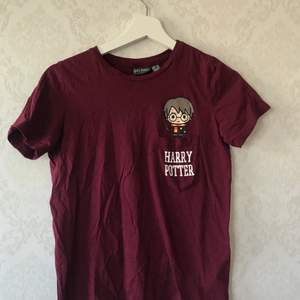 Fin Harry potter T-shirt, väldigt lite använd. Skriv om du vill ha fler bilder 🥰