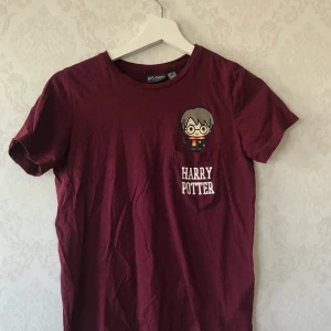Harry Potter t-shirt - Fin Harry potter T-shirt, väldigt lite använd. Skriv om du vill ha fler bilder 🥰