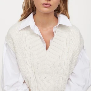 Slutsåld stickad väst  - Helt slutsåld stickad väst från H&M säljer pågrund av inte min stil alltså knappt använd 