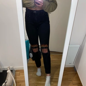 Coola byxor med hål - Snygga, svarta, balla jeans med hål på knäna och snygga broderade eldsflammor som detaljer💗 säljer pågrund av att de inte används💗 köparen står för frakt