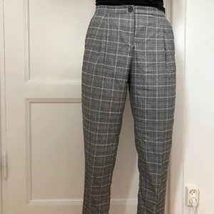 Rutiga byxor - Rutiga byxor från Monki. Fint skick. Vadlånga på mig som är 1,68. Stl 36