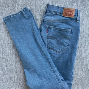 Levi’s 724 High Waisted Straight Leg - Hej säljer mina Levi’s 724 jeans då de är för stora för mig. Storlek 30 i midjan och 34 i längd (kan klippas eller vikas upp)❤️ köpta på Outlet i Barcelona för 600 men nypris är 1200kr. Frakt tillkommer vid leverans🌸🌸