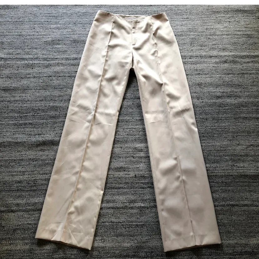 Sjuuuukt snygga kostymbyxor från zara (finns inte att köpa längre) små för mig som vanligtvis är en 38 🥺 skriv för mer info och bilder. Långa på mig(Jag är 177) . Jeans & Byxor.