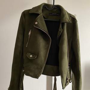 Militärgrön jacka från Zara💚 Storlek XS, frakt tillkommer 66kr🚚📦